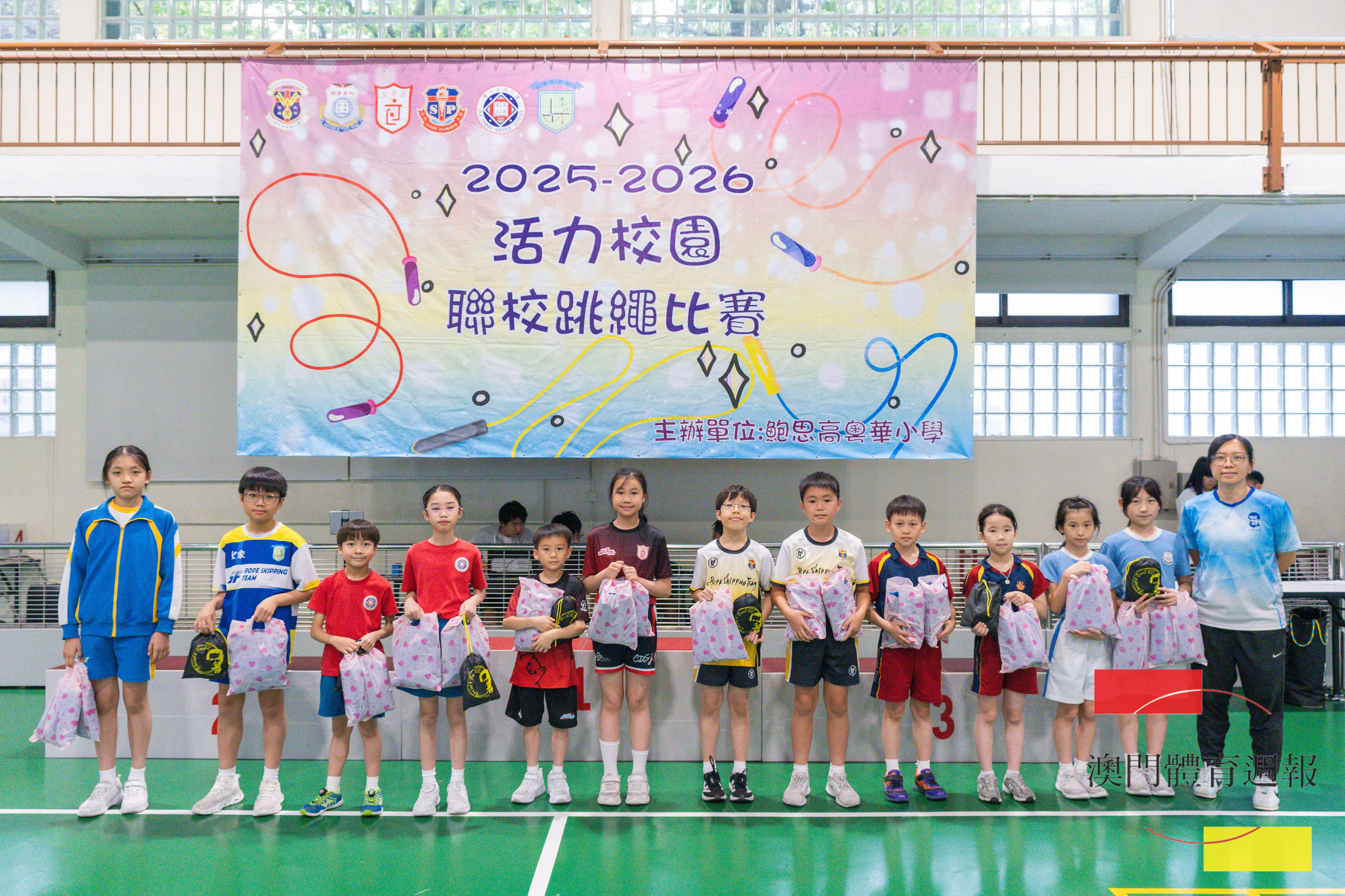 3 主辨單位致送紀念品給各間學校.jpg